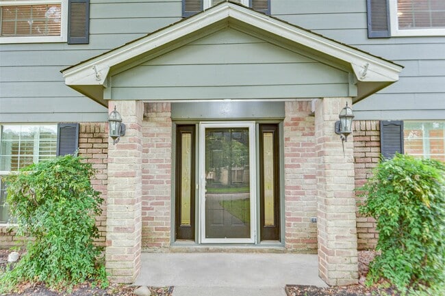 Building Photo - 13915 Charlynn Oaks Dr