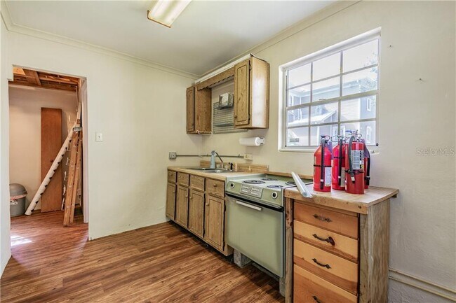 Building Photo - 609 W Azeele St