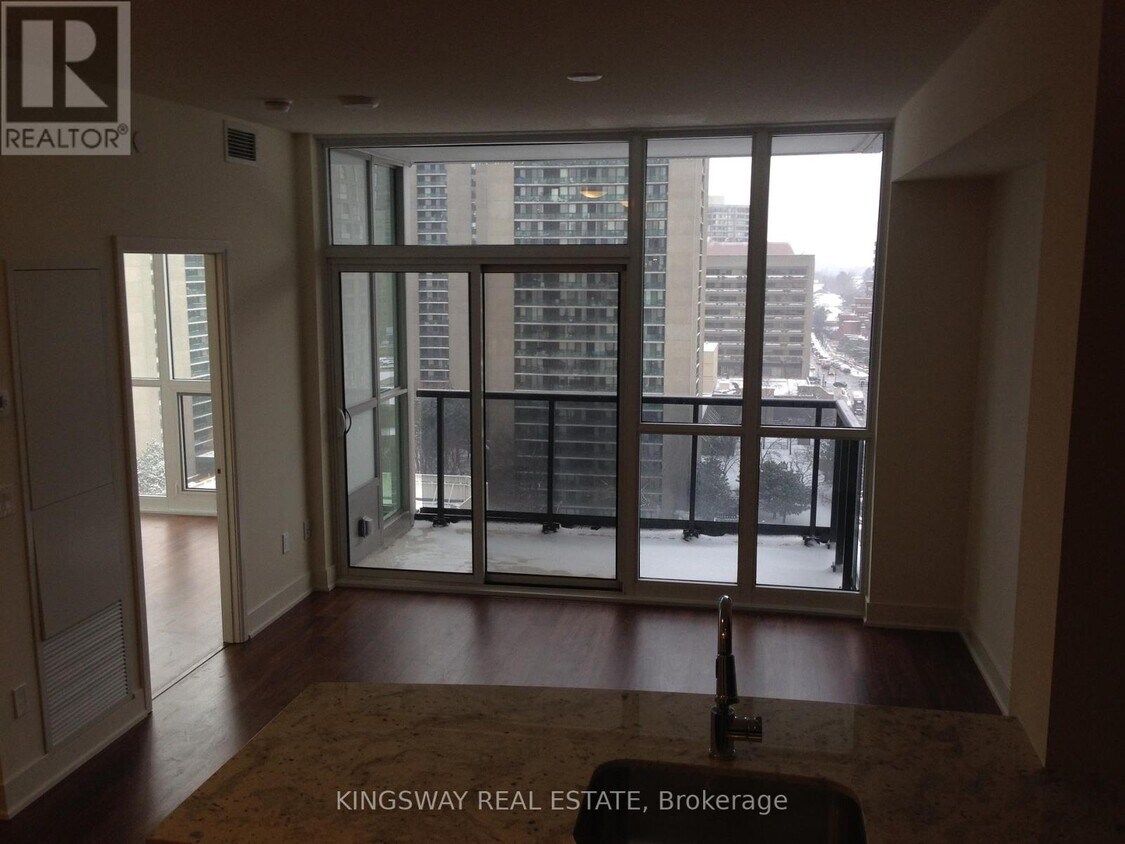 Photo du bâtiment - 88 Sheppard Ave E