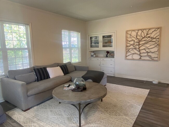 Foto del edificio - Pleasanton, Charming Downtown Living, Walk to Main St. 3 bed / 1 bath – Large Yard! Great schools