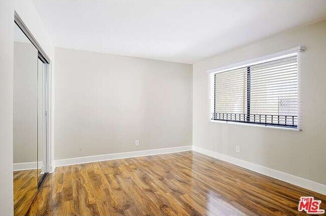 Building Photo - 10982 Roebling Ave