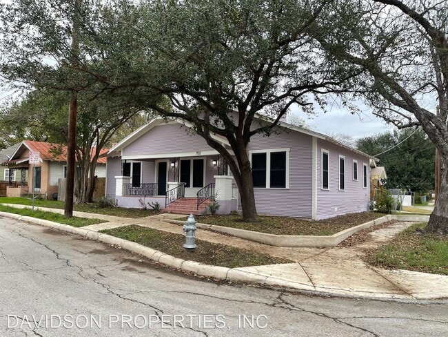 Building Photo - 3 br, 1 bath House - 702 E Evergreen Ct