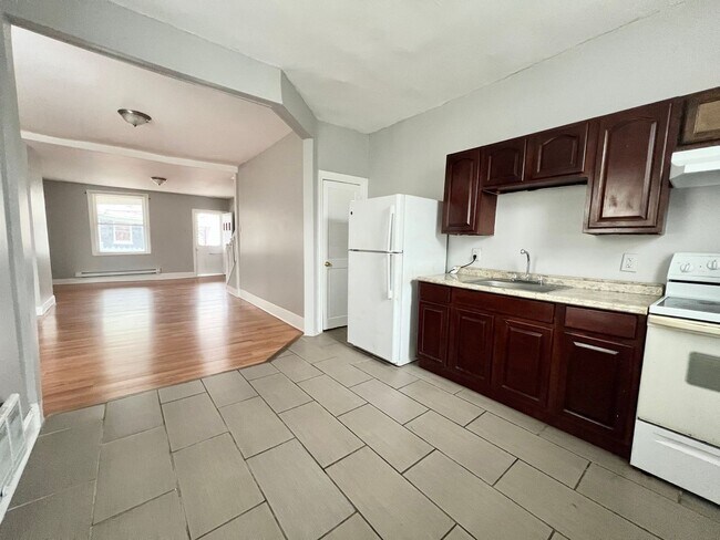 Building Photo - Immaculate 3-bedroom/1-bath Available in F...