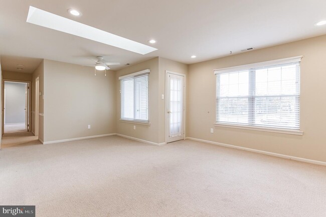 Building Photo - 806 Diamond Dr