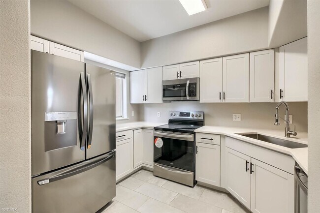 Foto del edificio - 3 br, 2 bath Condo - 8690 Decatur Street 207