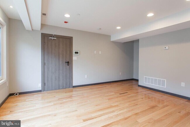 Foto del edificio - 2541-43 Montrose St