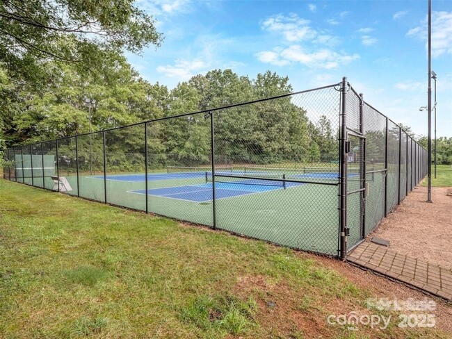 Foto del edificio - 8715 Parkchester Dr