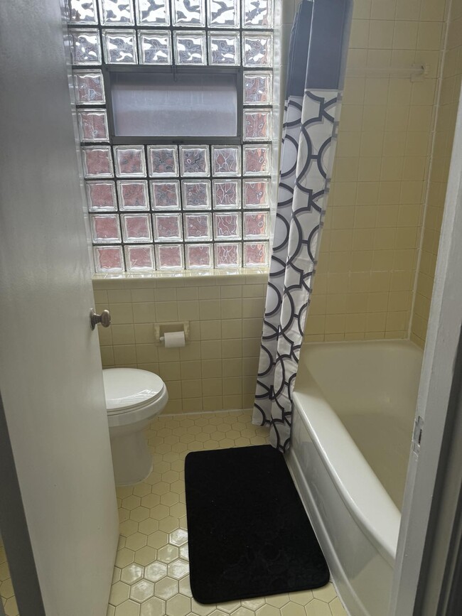 Full Bathroom with tub/shower - 8754 Riverview Blvd