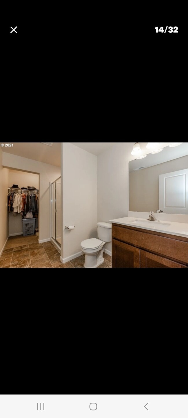 Baño principal con ducha y vestidor. - 280 Forest Ln