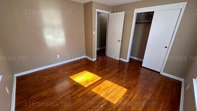 Building Photo - $1250 - 3 bed 1 bath - Single Family Home