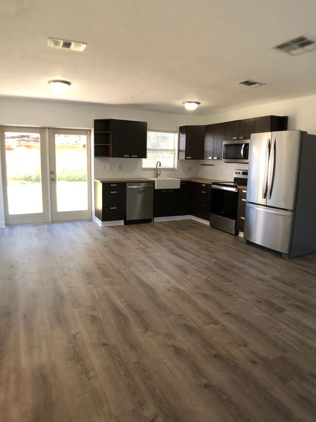 Building Photo - Countryside Cutie