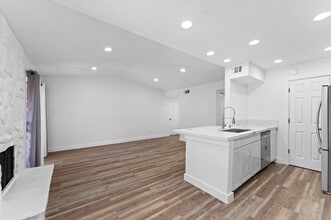 Building Photo - 17331 Red Oak Dr