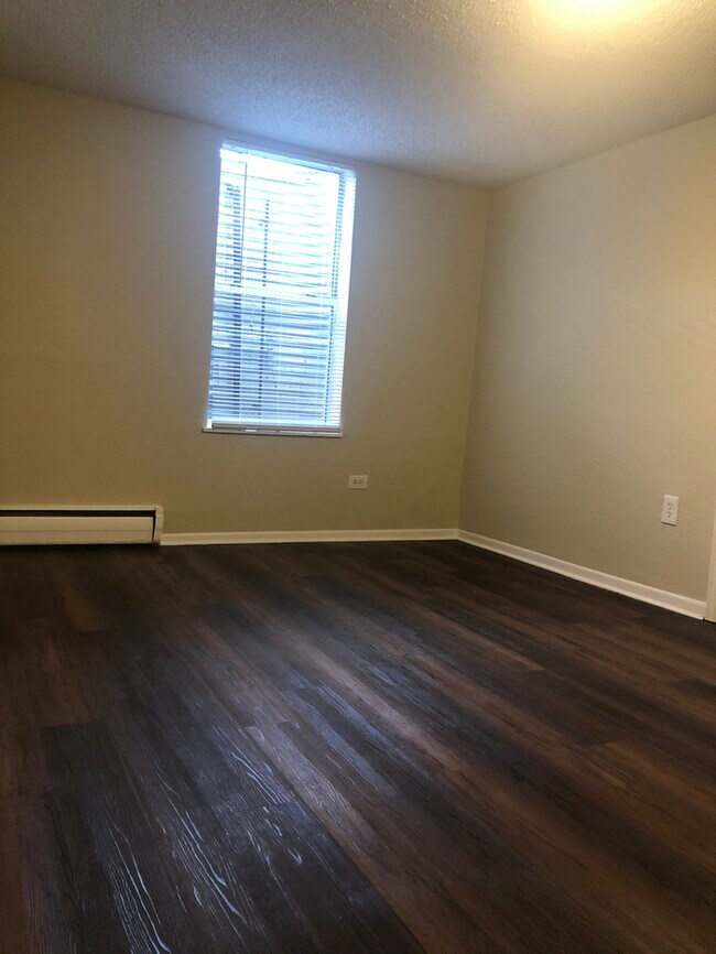 Foto del edificio - Remodeled 3 Bed Apartment Available NOW!!