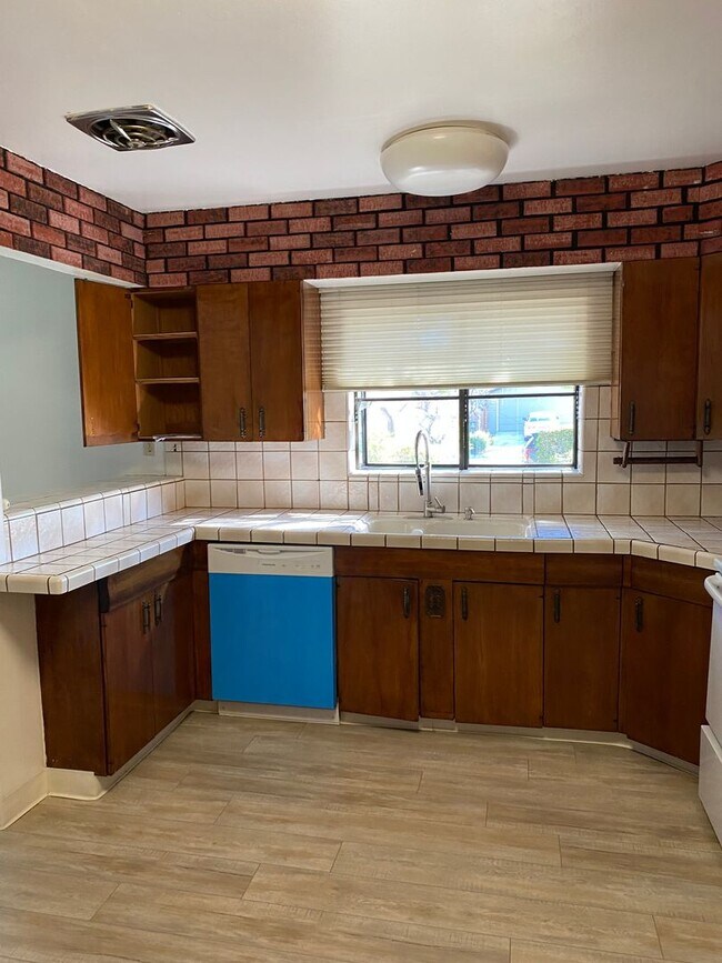 Foto del edificio - 3 bed + bonus room House available. Pets W...