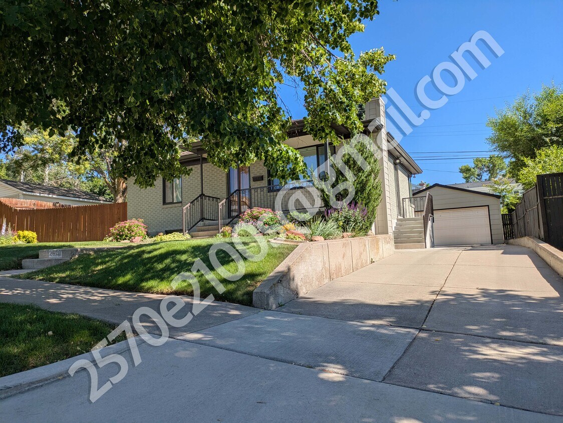 Casa y camino de entrada - 2570 East 2100 South