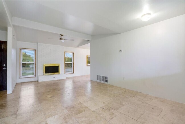 Foto del edificio - Amazing lot, this 2 bedroom home is updated and move in ready! A must see!