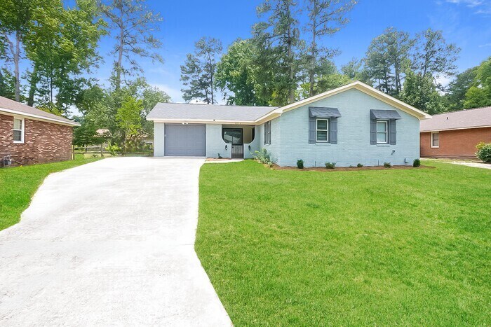 Foto principal - 4072 Old Trail Rd W