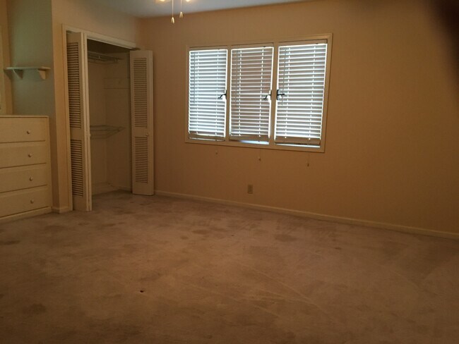 Building Photo - 1826 Vaughn Ln