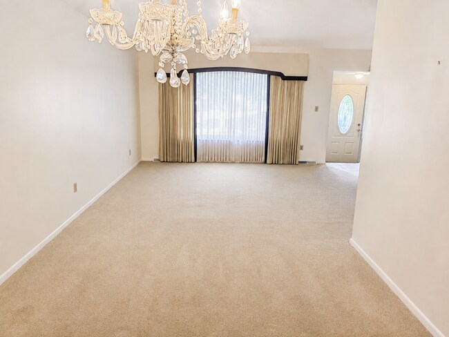 Foto del edificio - Spacious 3-Bedroom Split-Level with Formal Dining Room, Fireplace, and Fenced Backyard