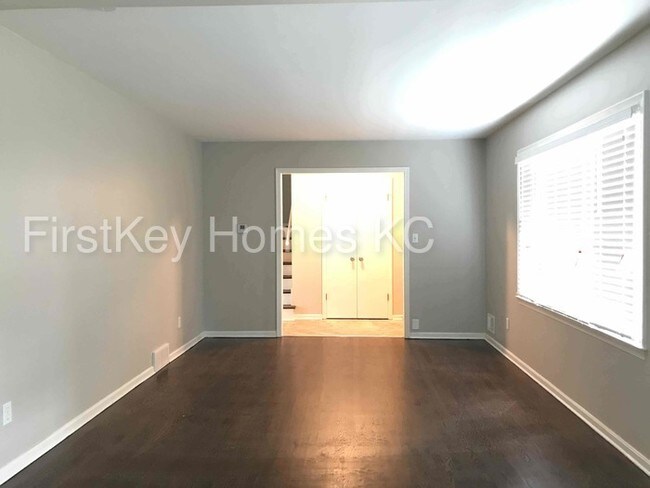 Building Photo - 9613 Beverly Dr