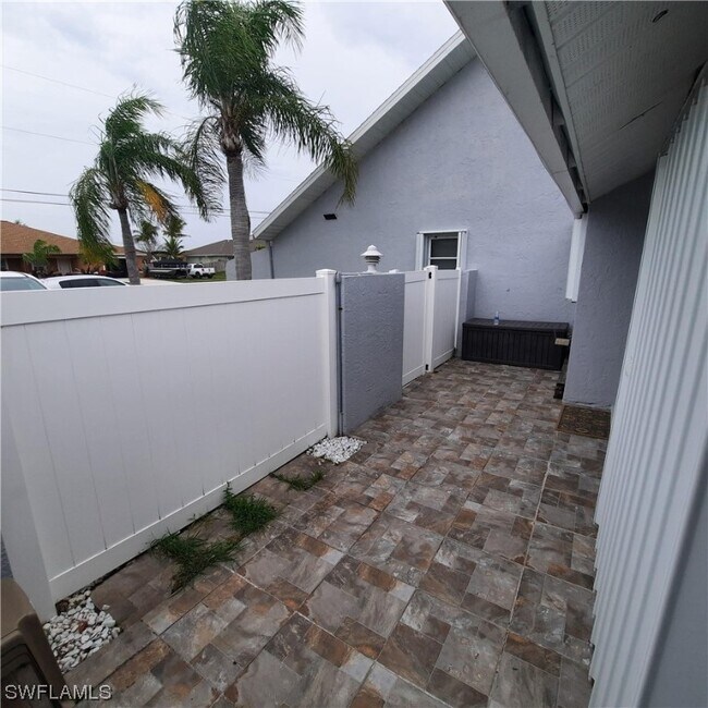Building Photo - 707 SW 3rd Ct