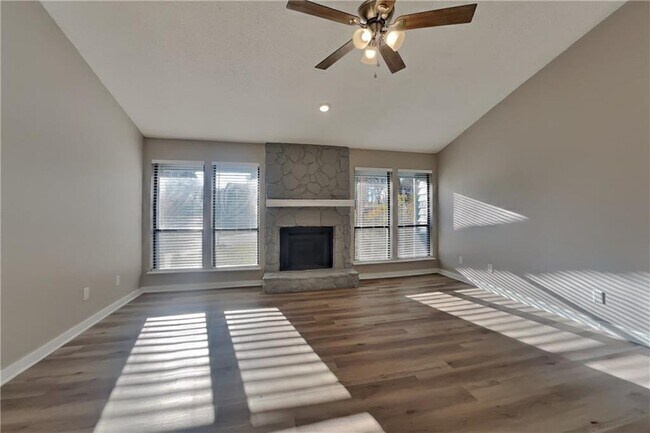 Foto del edificio - 4901 Duncan Wood Dr