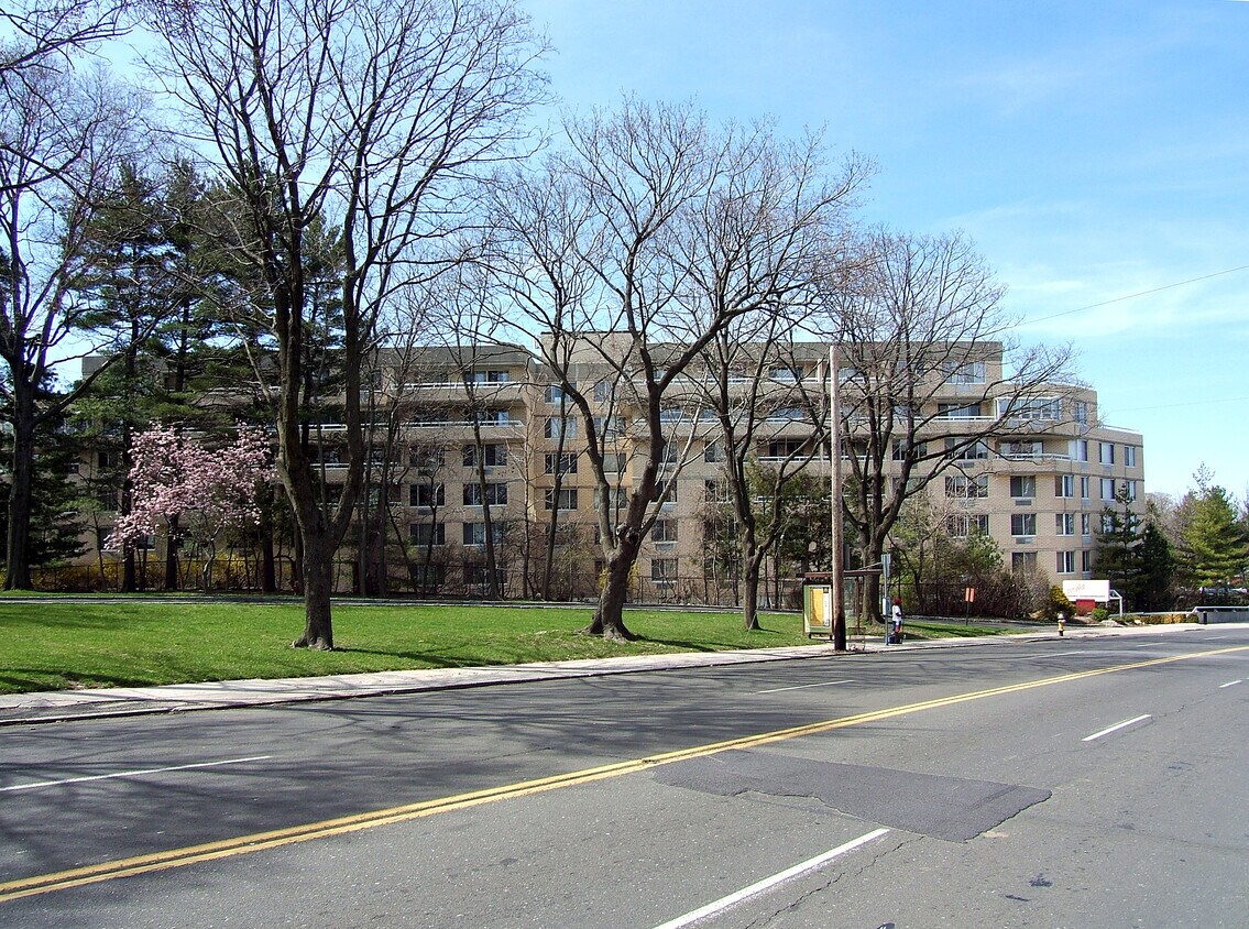 Vista desde el sureste por North Avenue - 1270 North Condominium