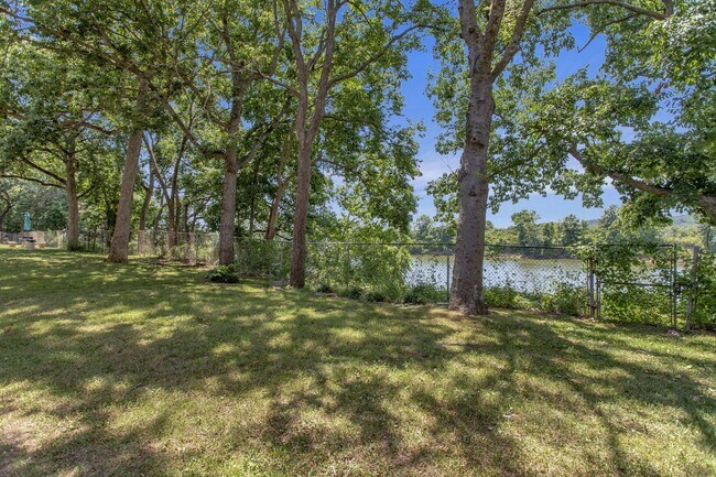 Foto del edificio - 515 Basswood Ave