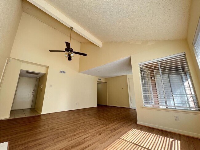Foto del edificio - 12400 Overbrook Ln