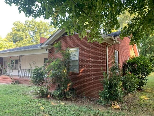 Building Photo - 2 bed/1 bath Duplex