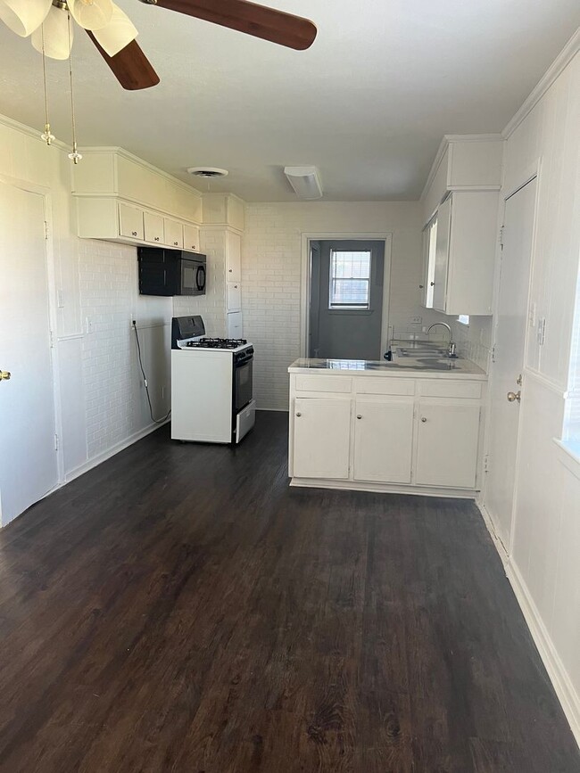 Building Photo - Spacious Home