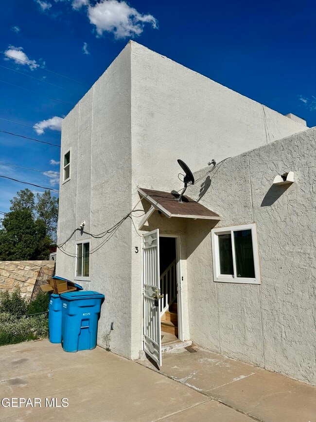Building Photo - 421 Panahi Rd