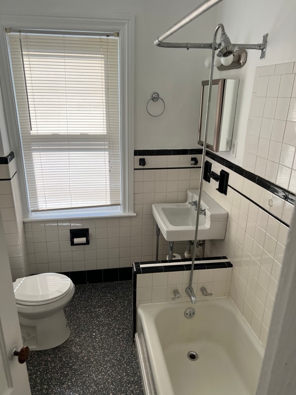 Building Photo - 67 Rochambeau Ave