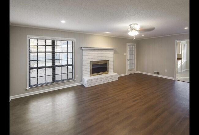 Foto del edificio - 4972 Ridge Tree Dr