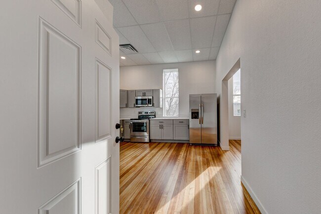Building Photo - Beautifully Updated Downtown Windsor 2 Bed...