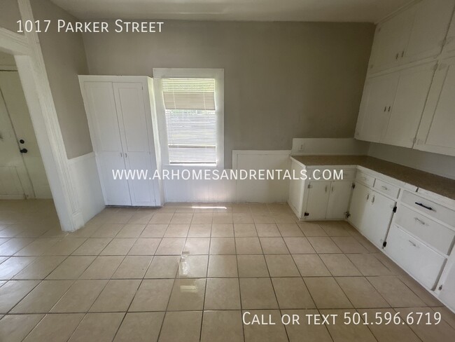 Building Photo - 1017 Parker St | $795 | 2 beds, 1 bath