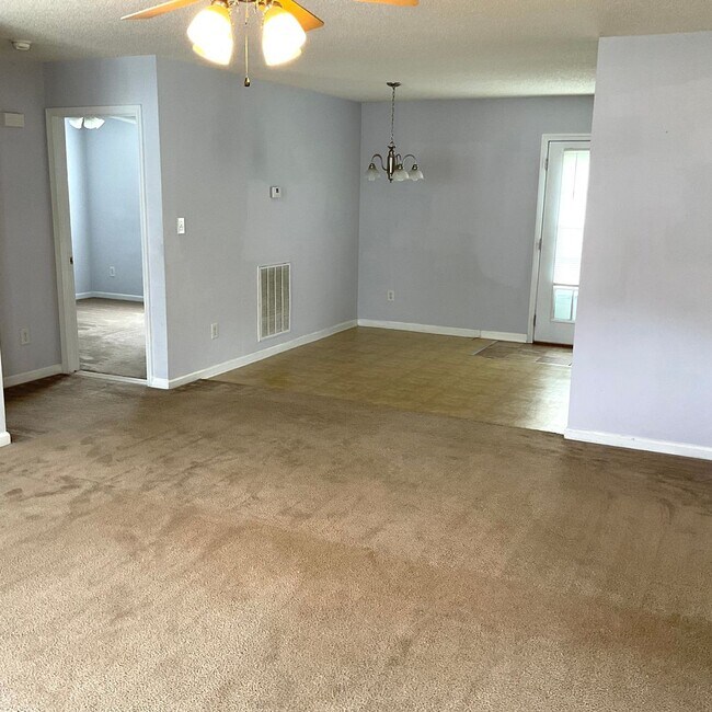 Foto del edificio - 3 Bedrooms, 2 Baths Home For Rent in Newton NC with 2 car garage