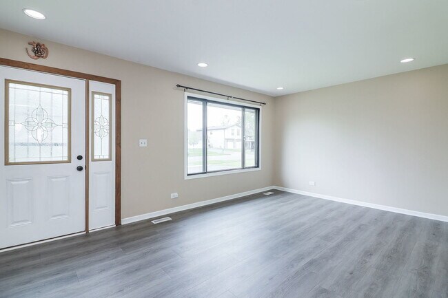 Building Photo - 3920 Shoreline Dr