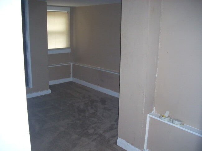Building Photo - 108 S College St