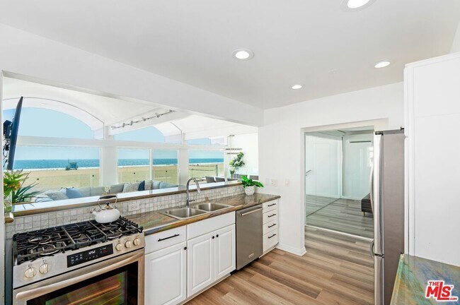 Foto del edificio - 3806 Ocean Front Walk