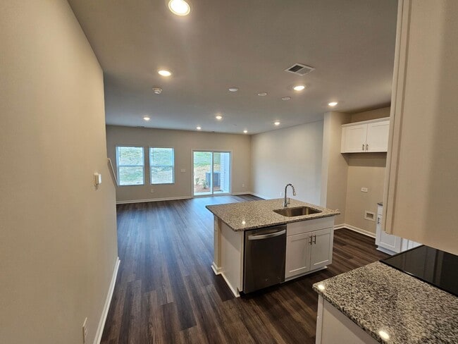 Building Photo - Like-New townhome in Concord