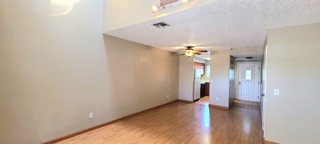 Building Photo - Very Nice 1bd/1bth Condo in gated complex w/ swimming pool!