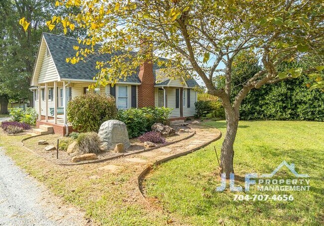 Building Photo - Charming country cottage with tons of extr...