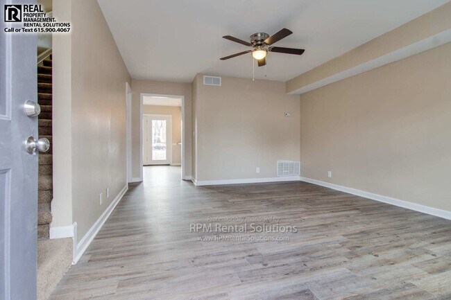 Foto del edificio - 2BD 1-1/2BA updated townhome, steps from MTSU! washer and dryer included!