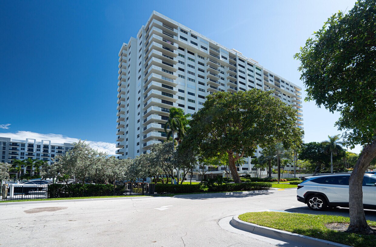Primary Photo - 3200 Port Royale Dr N