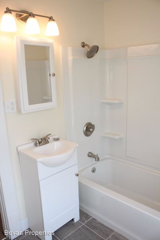 Building Photo - 3 br, 1.5 bath House - 608 Stewart Avenue