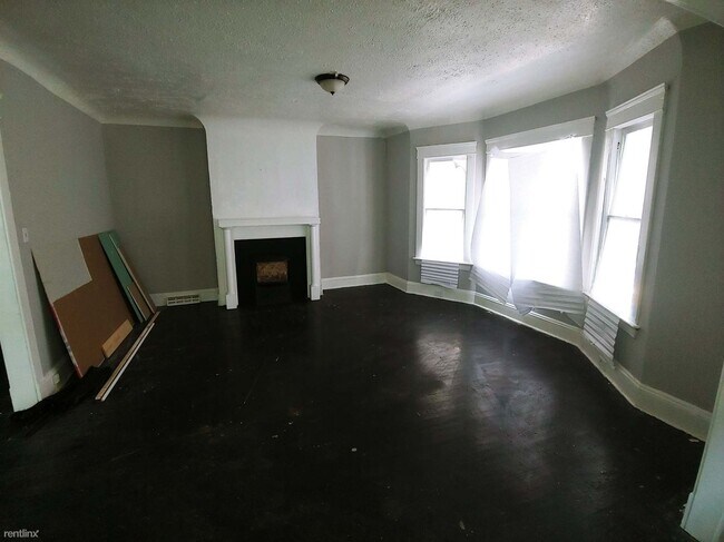 Building Photo - 3 br, 1 bath Triplex - 1414 East 110th Str...