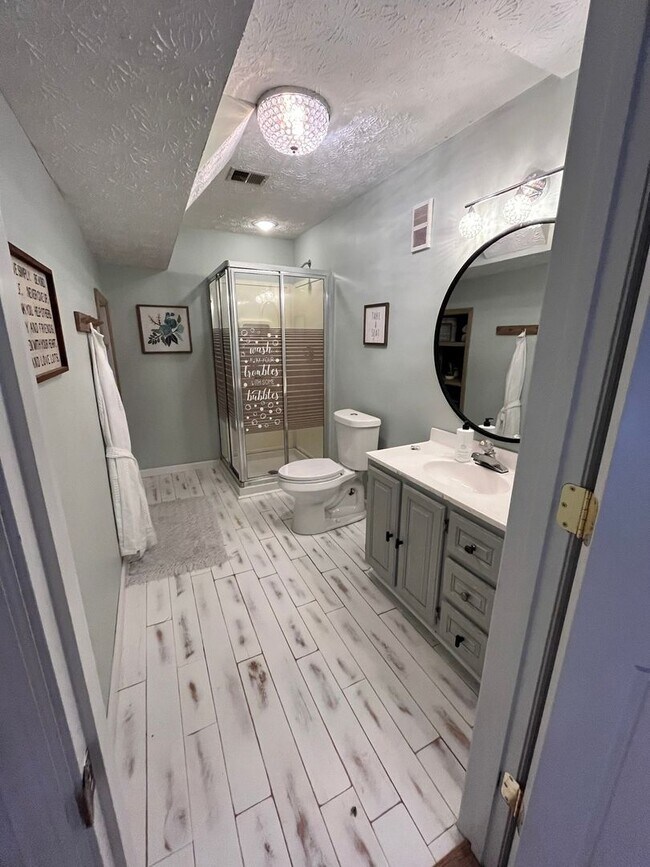 Building Photo - 4 Bedroom Single Family Home in Peachtree ...