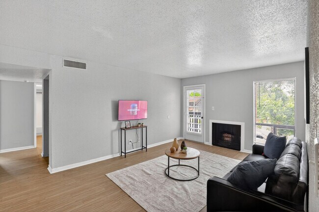 Foto del edificio - 7601 Hillcrest Rd
