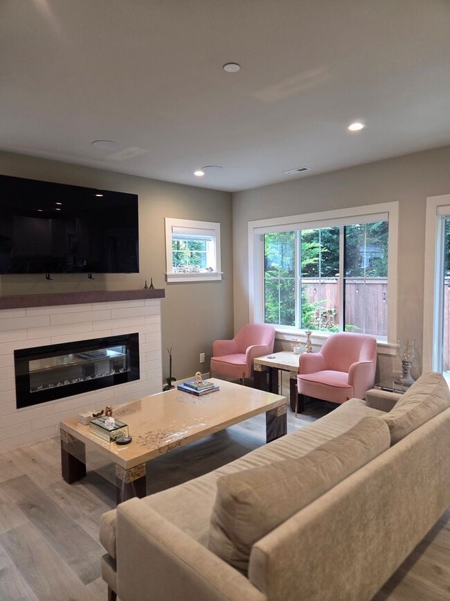 Building Photo - Luxury 3  Bedroom 2.5 Bath Townhome Located in Kirkland